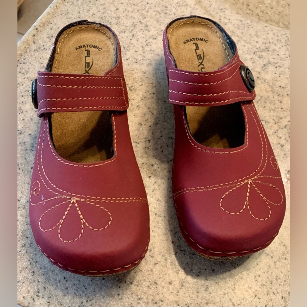 Spring Step Red Mules with Embroidered Design - Picture 4 of 4
